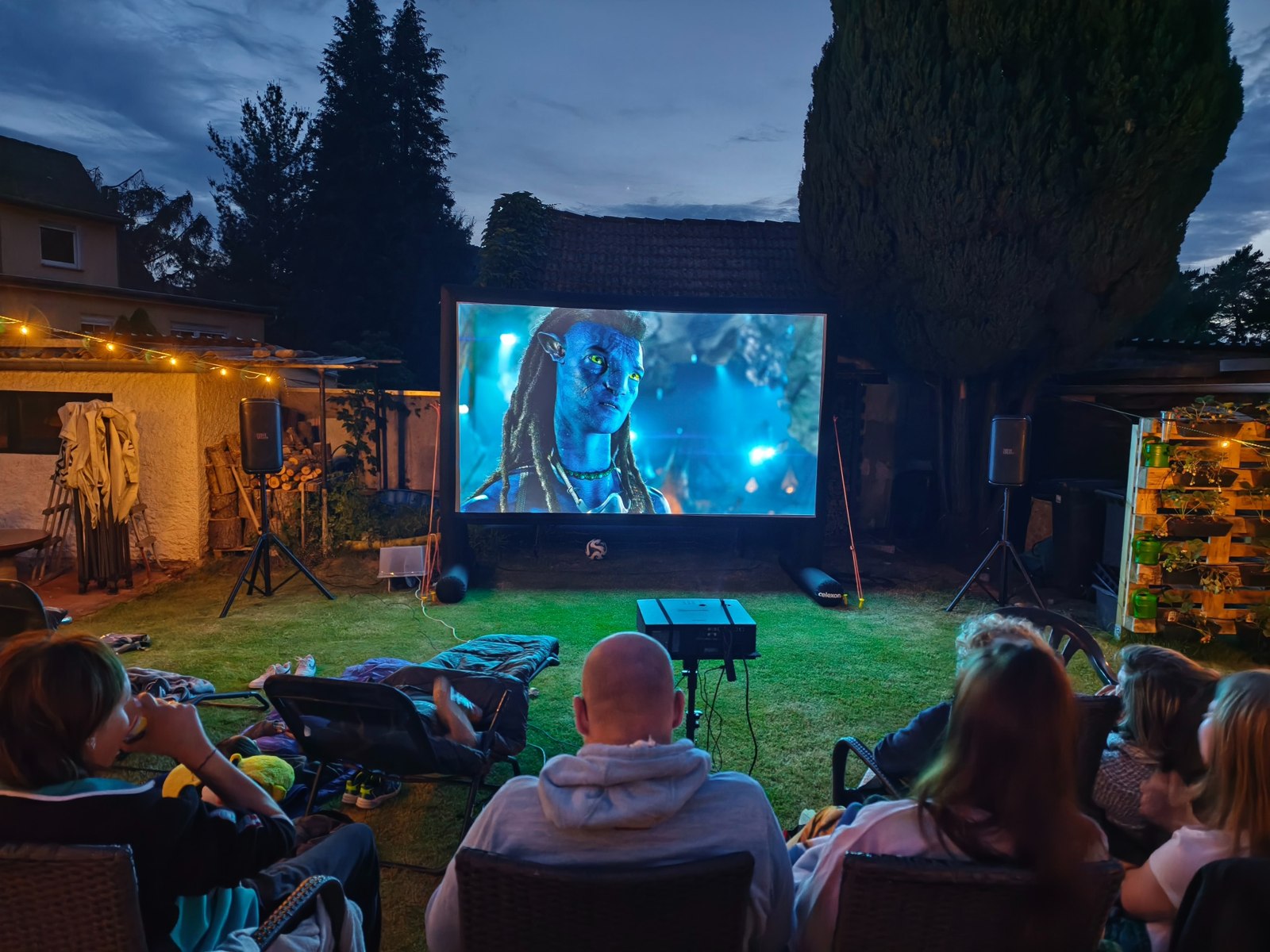 Gemeinsamer Filmabend im Garten