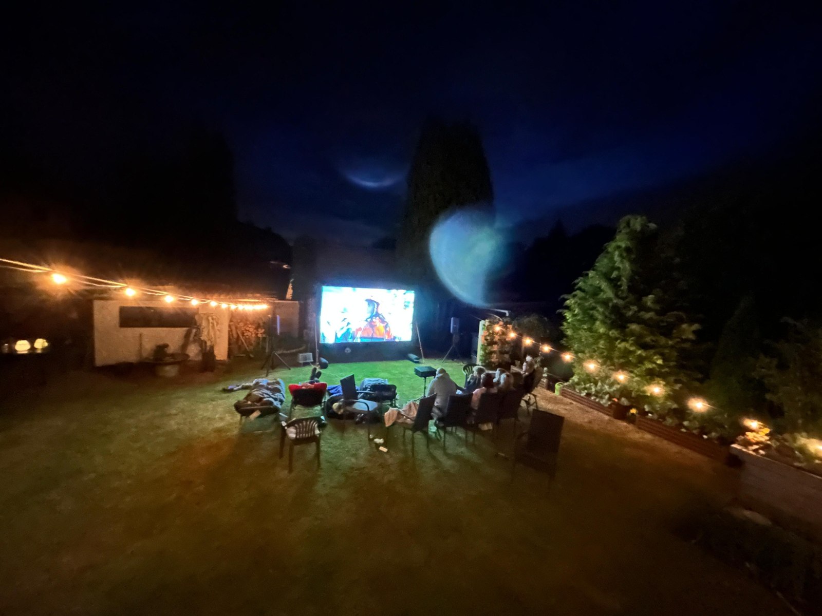 Leinwand und Lichterketten am Abend