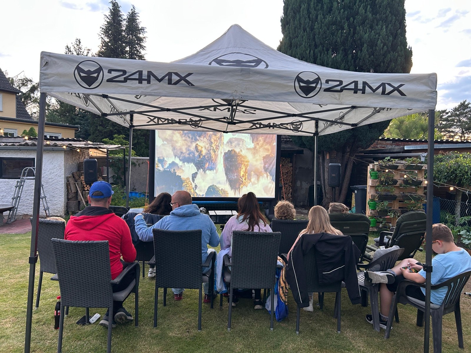Outdoor-Veranstaltung mit Sitzplätzen und Faltzelt