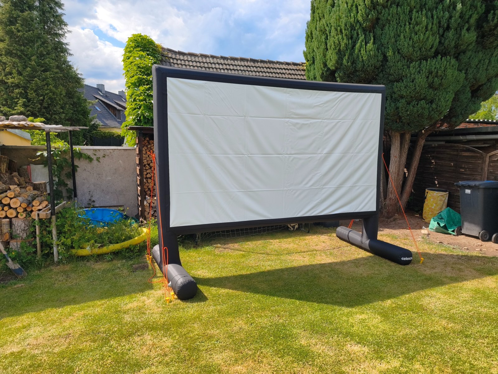 Aufblasbare Leinwand im Garten