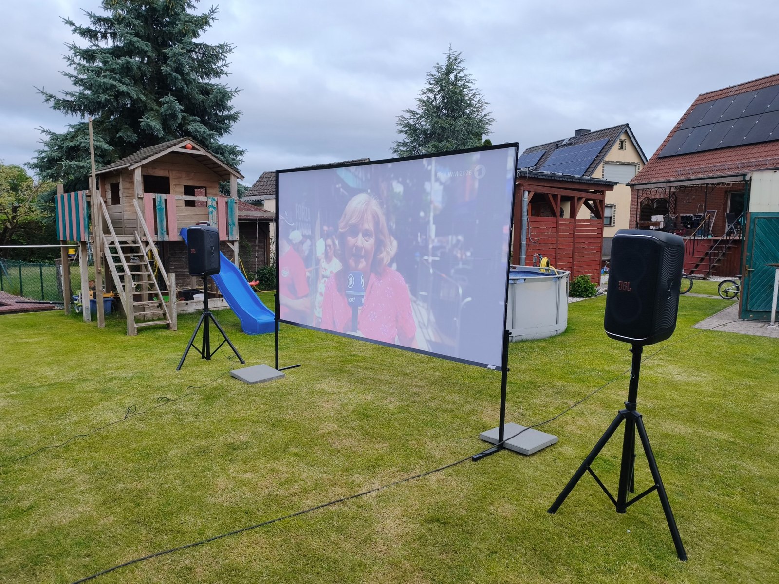 Mobile Leinwand und Lautsprecher im Garten