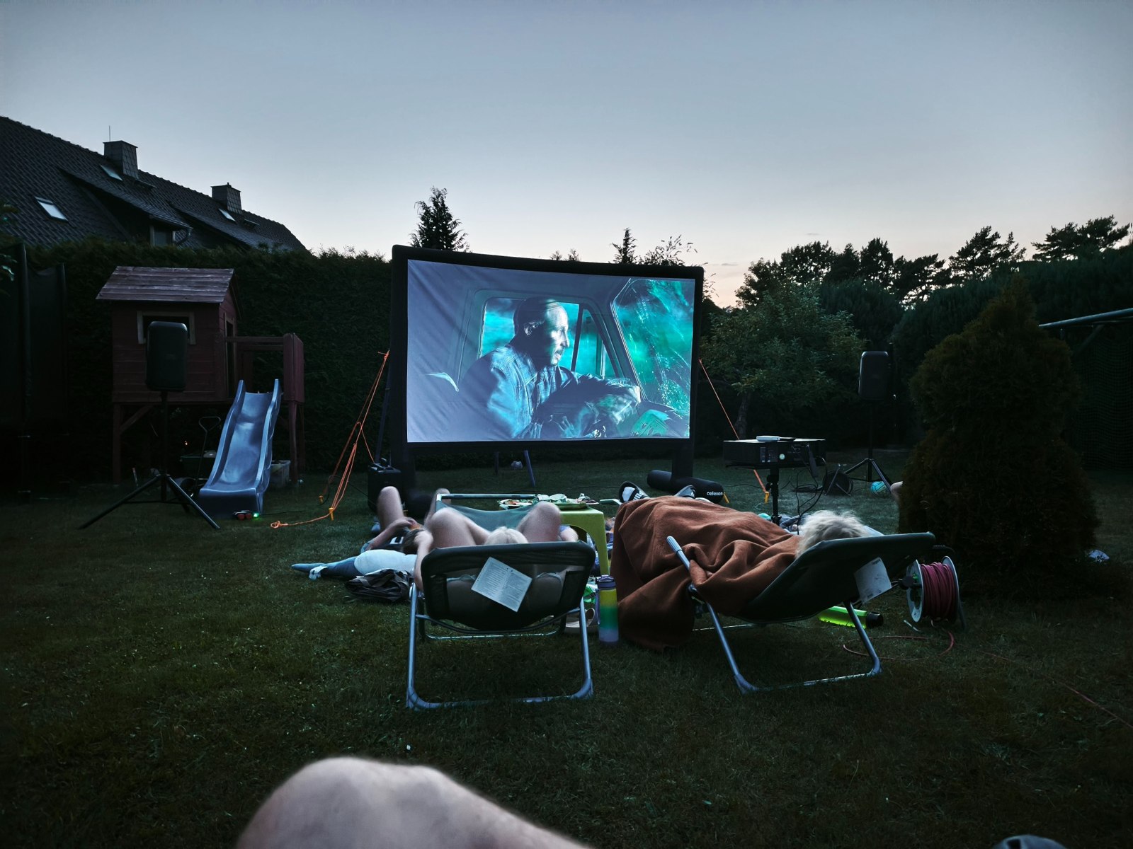 Film schauen in entspannter Gartenatmosphäre